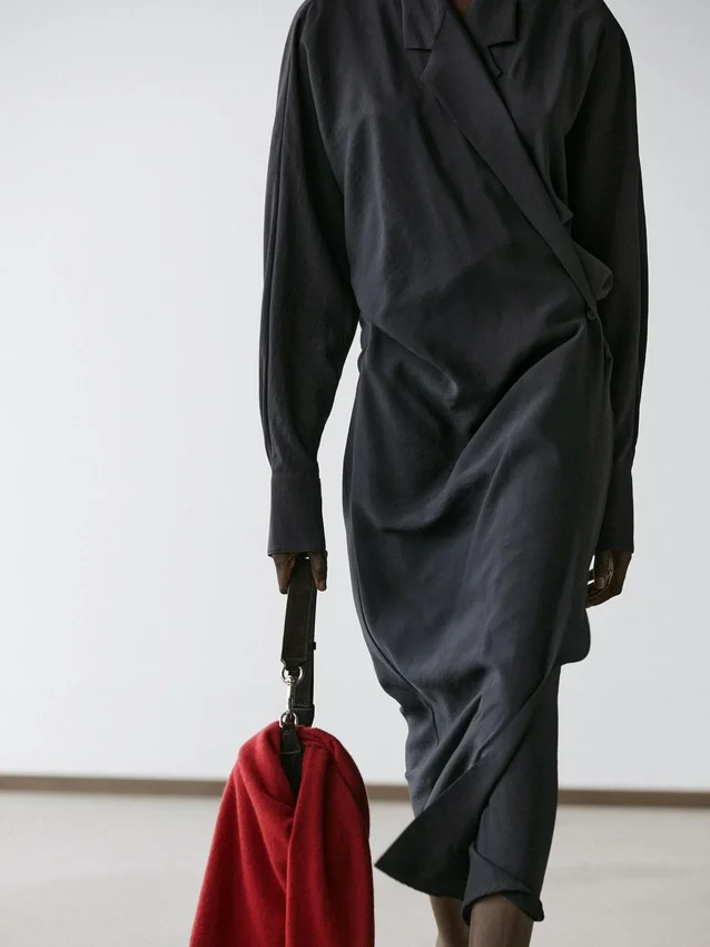 Midi-Kleid mit drapierten Details Midi-Kleid mit drapierten Details