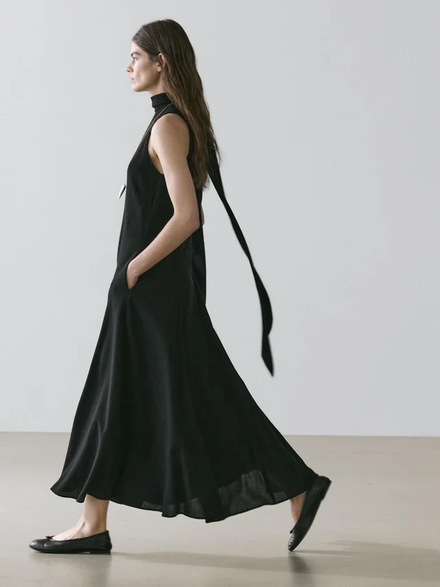 Midi-Kleid mit Neckholder und Bindedetail Midi-Kleid mit Neckholder und Bindedetail