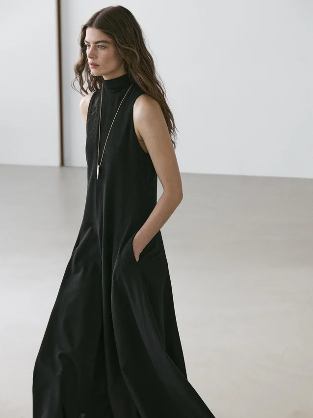 Midi-Kleid mit Neckholder und Bindedetail Midi-Kleid mit Neckholder und Bindedetail