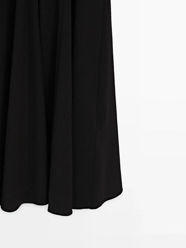 Midi-Kleid mit Neckholder und Bindedetail Midi-Kleid mit Neckholder und Bindedetail