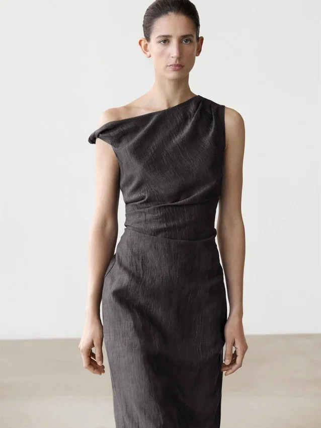 Midi-Kleid mit plissierten Schulterdetails Midi-Kleid mit plissierten Schulterdetails