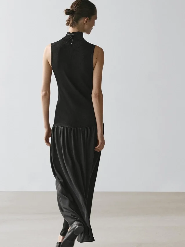 Midi-Kleider aus Strick mit kontrastierenden Details Midi-Kleider aus Strick mit kontrastierenden Details