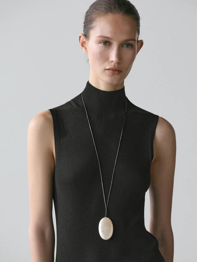 Midi-Kleider aus Strick mit kontrastierenden Details Midi-Kleider aus Strick mit kontrastierenden Details