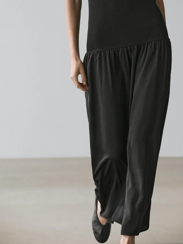 Midi-Kleider aus Strick mit kontrastierenden Details Midi-Kleider aus Strick mit kontrastierenden Details