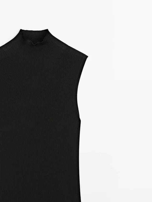 Midi-Kleider aus Strick mit kontrastierenden Details Midi-Kleider aus Strick mit kontrastierenden Details