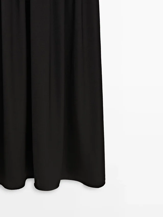 Midi-Kleider aus Strick mit kontrastierenden Details Midi-Kleider aus Strick mit kontrastierenden Details