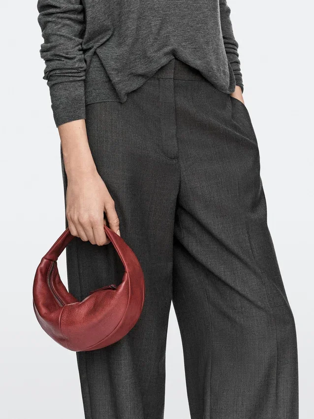 Mini-Halbmondtasche aus Nappaleder Mini-Halbmondtasche aus Nappaleder