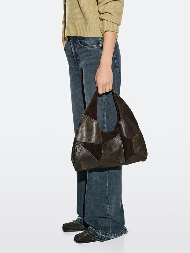 Mittelgroße Patchwork-Tasche aus Wildleder Mittelgroße Patchwork-Tasche aus Wildleder