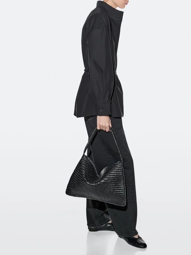 Mittelgroße Schultertasche aus geflochtenem Leder Mittelgroße Schultertasche aus geflochtenem Leder