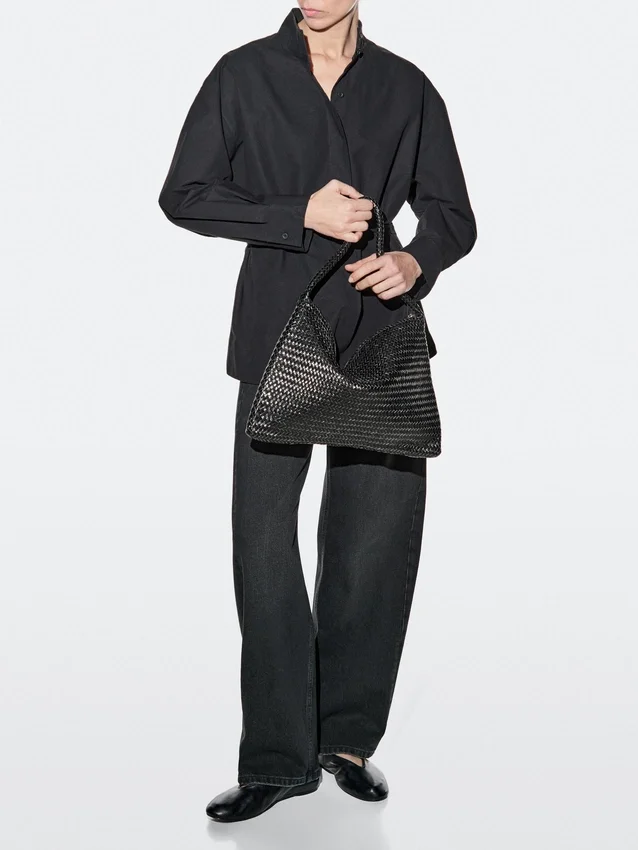 Mittelgroße Schultertasche aus geflochtenem Leder Mittelgroße Schultertasche aus geflochtenem Leder