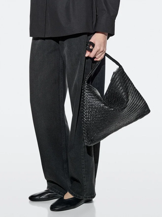 Mittelgroße Schultertasche aus geflochtenem Leder Mittelgroße Schultertasche aus geflochtenem Leder