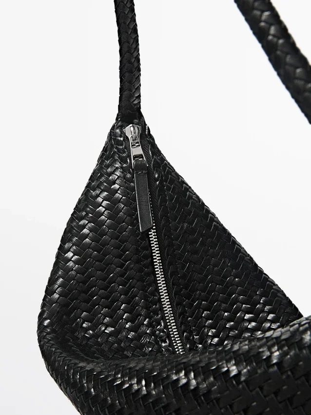 Mittelgroße Schultertasche aus geflochtenem Leder Mittelgroße Schultertasche aus geflochtenem Leder