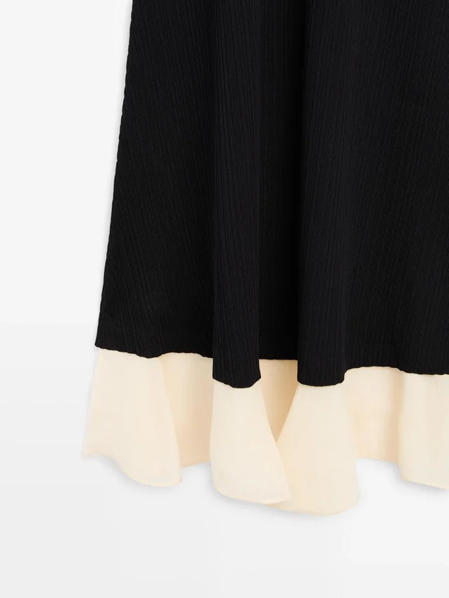 Plissiertes Midikleid mit Rüschen Plissiertes Midikleid mit Rüschen