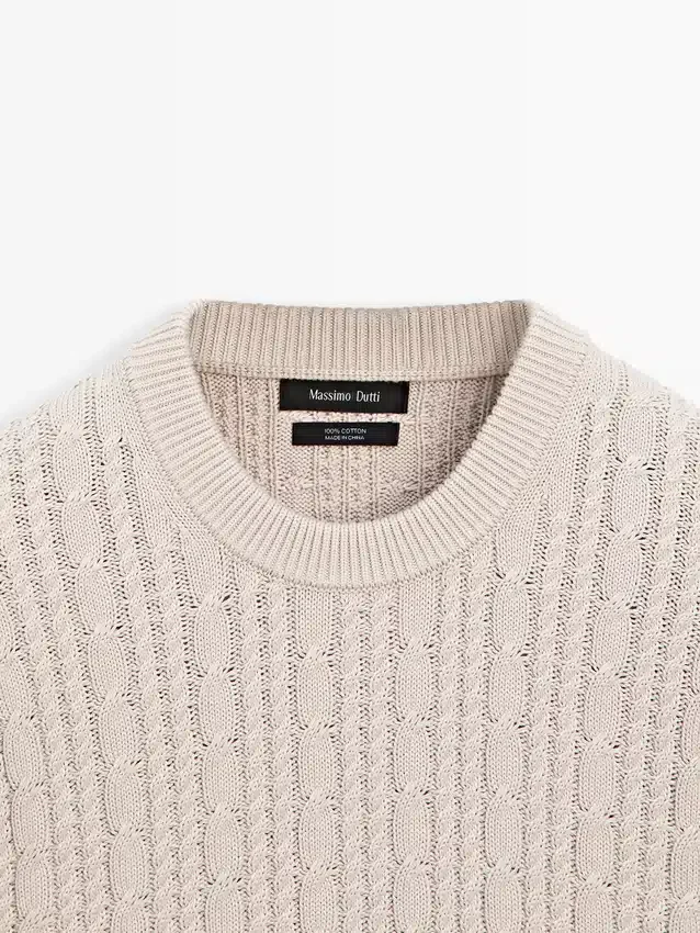 Pullover aus 100 % Baumwolle mit Zopfmuster und Rundhalsausschnitt Pullover aus 100 % Baumwolle mit Zopfmuster und Rundhalsausschnitt