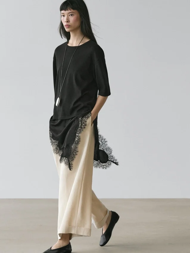 Pullover mit kontrastierenden Spitzendetails Pullover mit kontrastierenden Spitzendetails