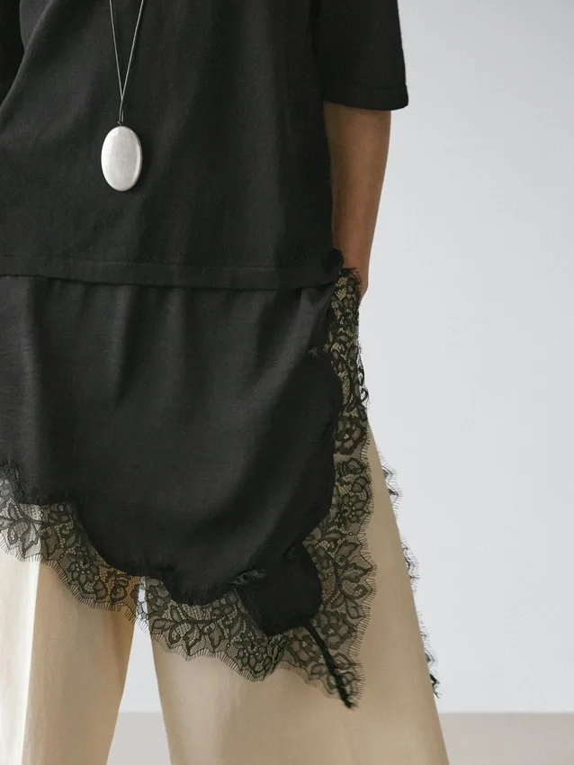 Pullover mit kontrastierenden Spitzendetails Pullover mit kontrastierenden Spitzendetails