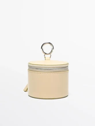 Runde Nappaleder-Tasche mit Strasssteinen