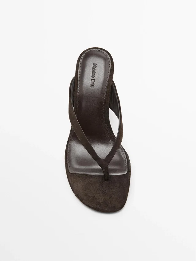 Sandalen mit Keilabsatz aus Spaltleder Sandalen mit Keilabsatz aus Spaltleder