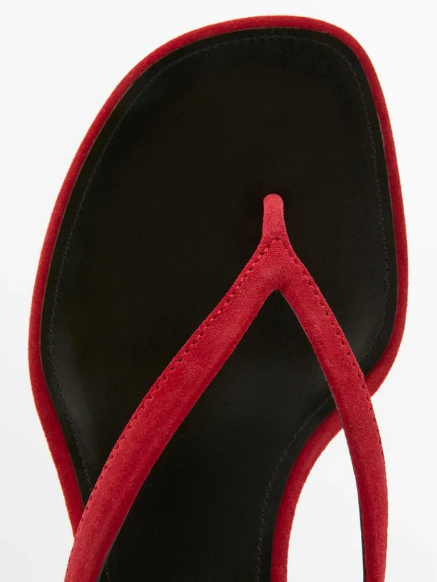 Sandalen mit mittelhohem Absatz und Zehentrenner Sandalen mit mittelhohem Absatz und Zehentrenner