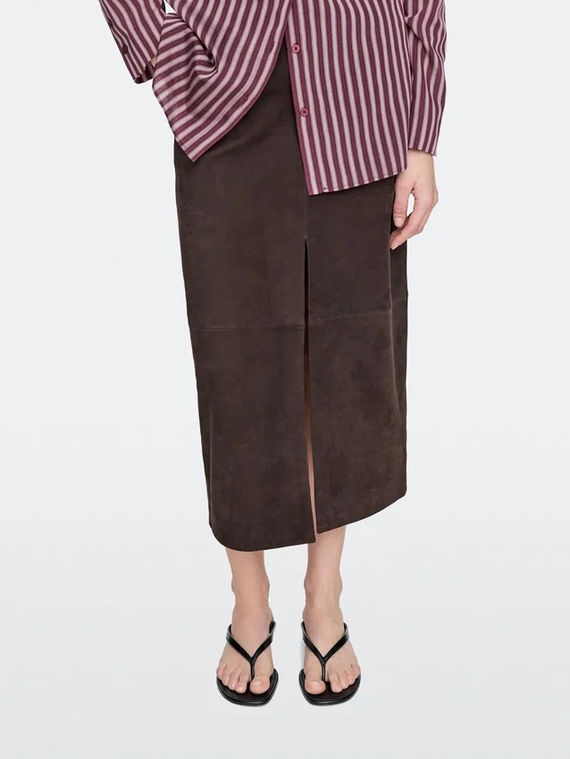 Sandalen mit mittelhohem Absatz und Zehentrenner Sandalen mit mittelhohem Absatz und Zehentrenner