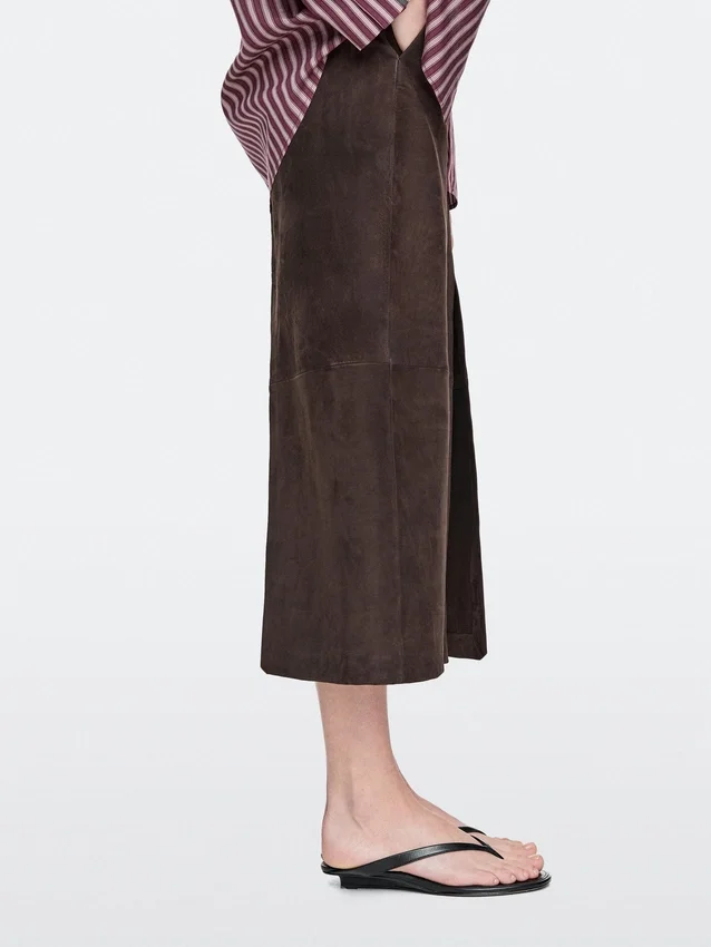 Sandalen mit mittelhohem Absatz und Zehentrenner Sandalen mit mittelhohem Absatz und Zehentrenner