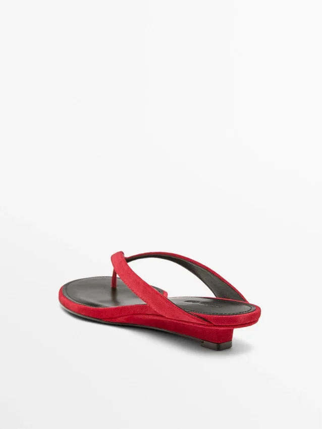 Sandalen mit mittelhohem Absatz und Zehentrenner Sandalen mit mittelhohem Absatz und Zehentrenner