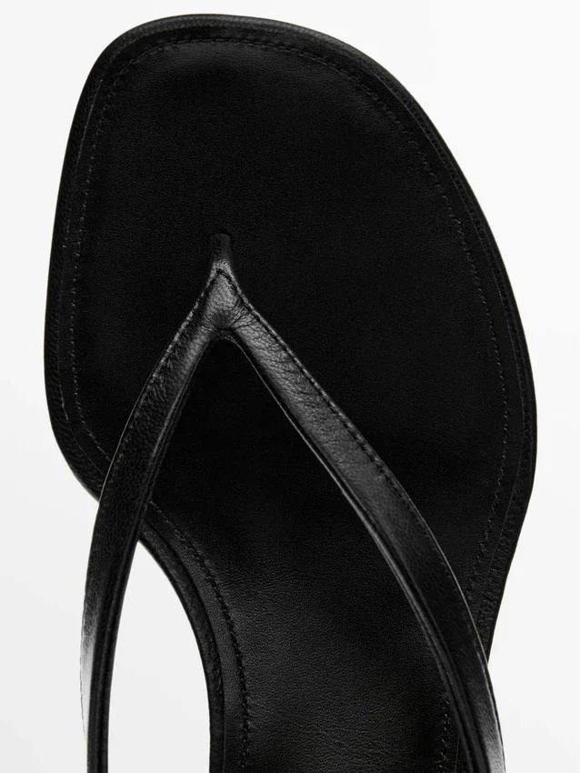 Sandalen mit mittelhohem Absatz und Zehentrenner Sandalen mit mittelhohem Absatz und Zehentrenner