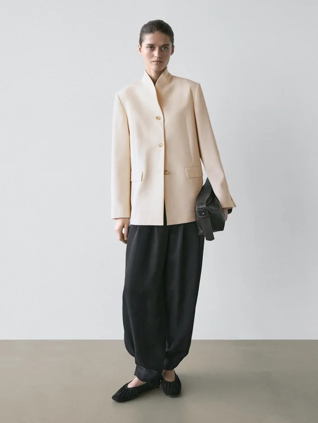 Satin-Blazer mit hohem Kragen Satin-Blazer mit hohem Kragen