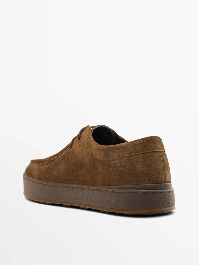 Schuhe aus Leder mit Mokassin-Spitze und klobiger Sohle Schuhe aus Leder mit Mokassin-Spitze und klobiger Sohle