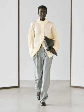 Seidenhemd mit Knopfdetails