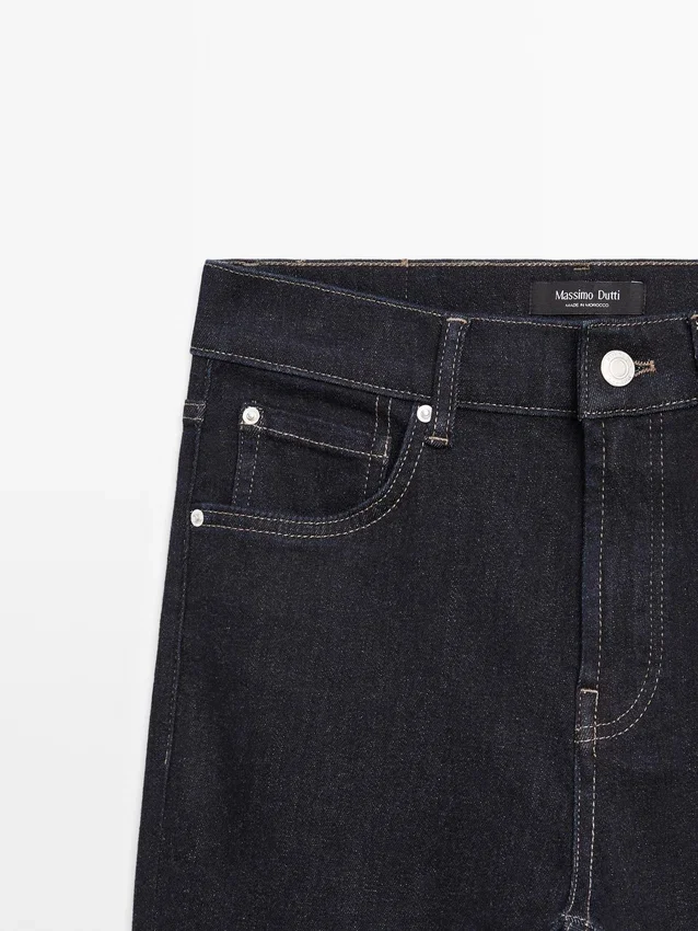 Skinny-Jeans mit hoher Taille und ausgestelltem Bein Skinny-Jeans mit hoher Taille und ausgestelltem Bein