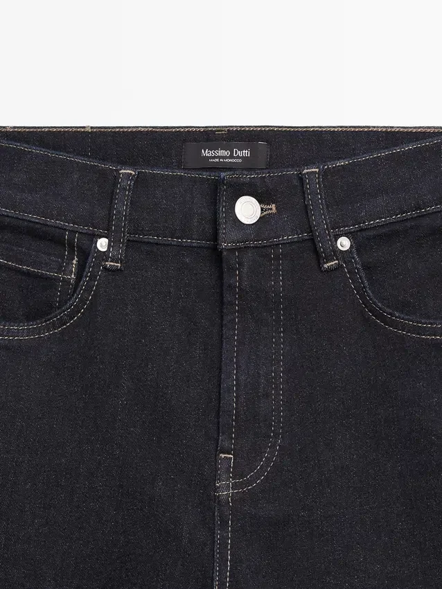 Skinny-Jeans mit hoher Taille und ausgestelltem Bein Skinny-Jeans mit hoher Taille und ausgestelltem Bein