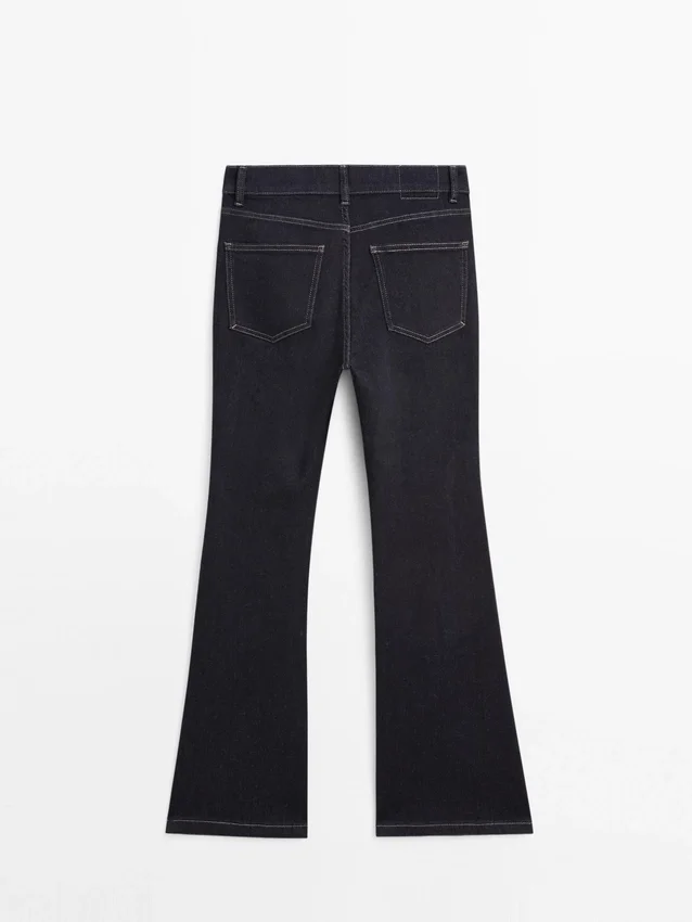 Skinny-Jeans mit hoher Taille und ausgestelltem Bein Skinny-Jeans mit hoher Taille und ausgestelltem Bein