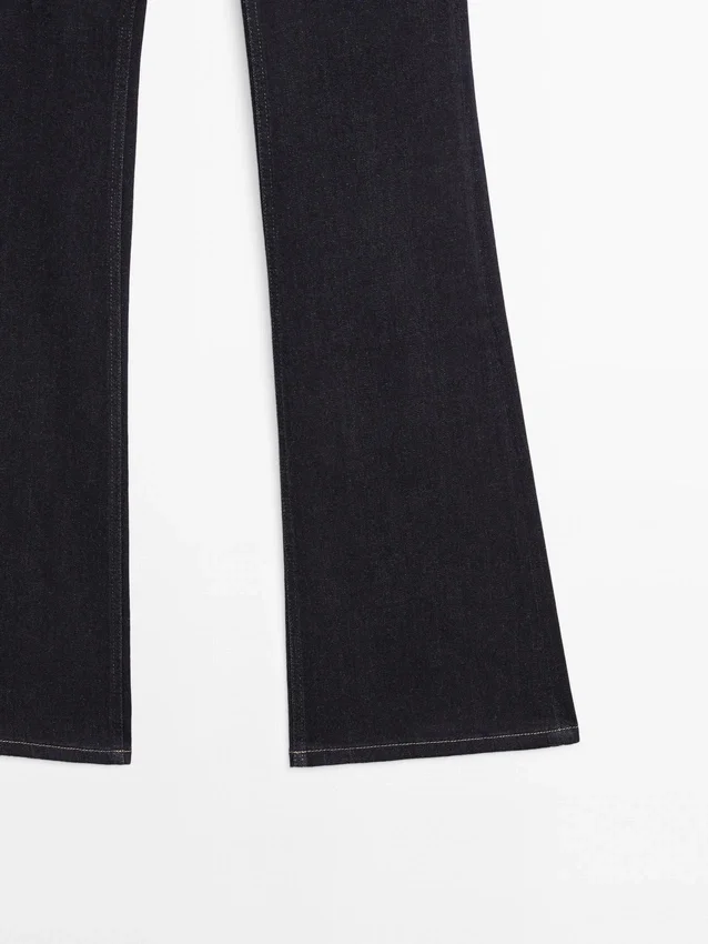 Skinny-Jeans mit hoher Taille und ausgestelltem Bein Skinny-Jeans mit hoher Taille und ausgestelltem Bein