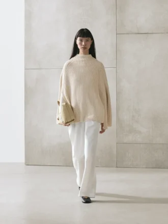 Strickcape mit Schlitzdetails Strickcape mit Schlitzdetails