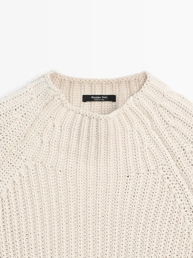 Strickcape mit Schlitzdetails Strickcape mit Schlitzdetails