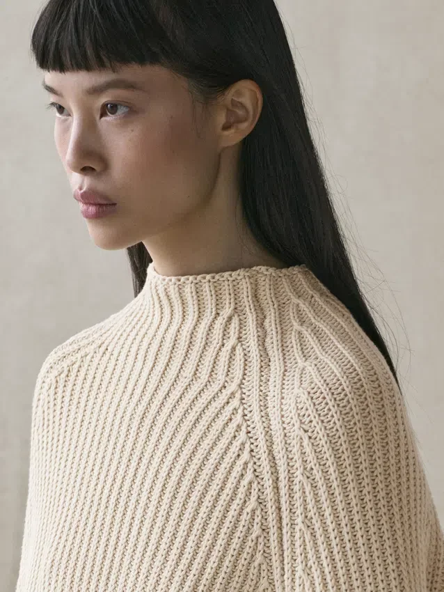 Strickcape mit Schlitzdetails Strickcape mit Schlitzdetails