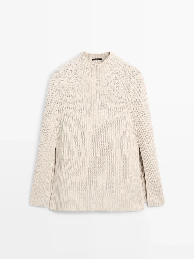 Strickcape mit Schlitzdetails Strickcape mit Schlitzdetails