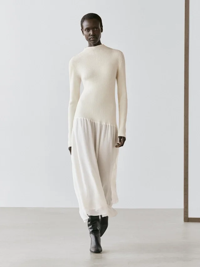 Strickkleid mit passenden Details Strickkleid mit passenden Details