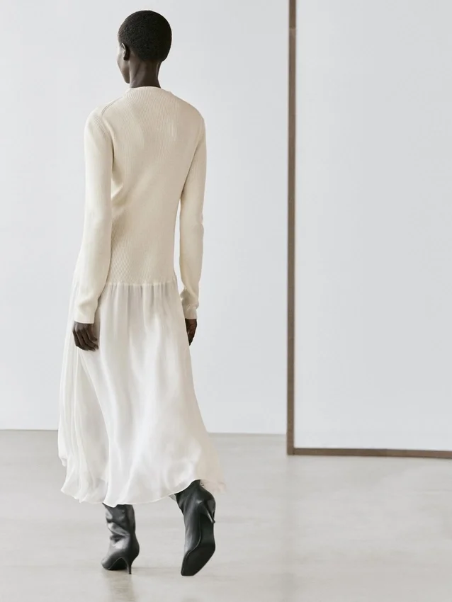 Strickkleid mit passenden Details Strickkleid mit passenden Details