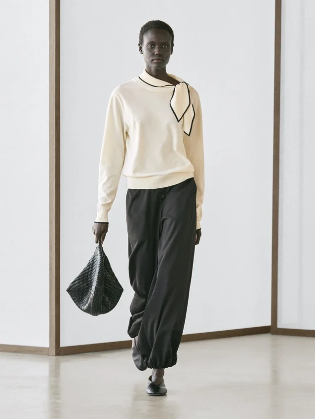 Strickpullover aus Baumwolle mit Schals-Detail Strickpullover aus Baumwolle mit Schals-Detail