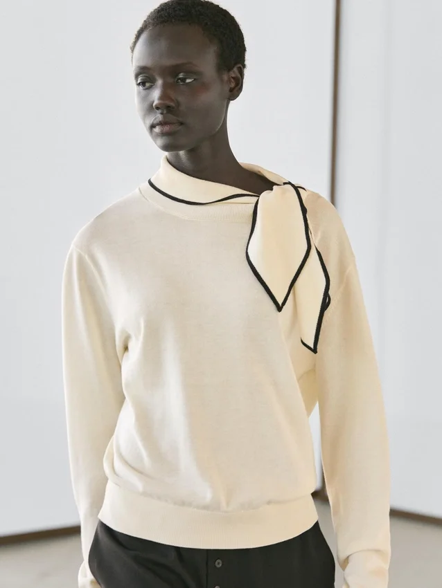 Strickpullover aus Baumwolle mit Schals-Detail Strickpullover aus Baumwolle mit Schals-Detail