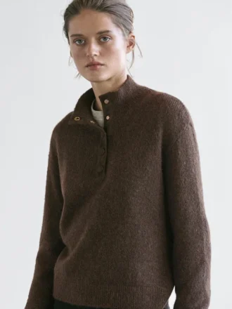 Strickpullover mit hohem Kragen und Druckknöpfen