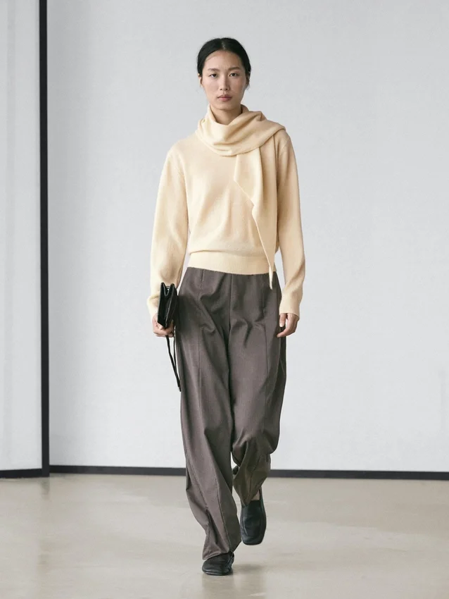 Strickpullover mit Schals-Detail Strickpullover mit Schals-Detail