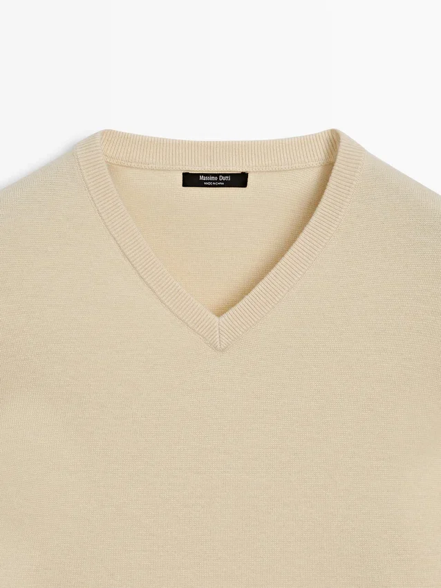 Strickpullover mit V-Ausschnitt Strickpullover mit V-Ausschnitt