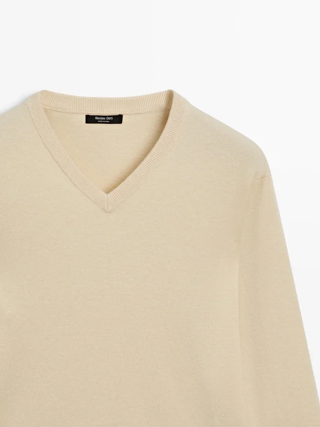 Strickpullover mit V-Ausschnitt Strickpullover mit V-Ausschnitt