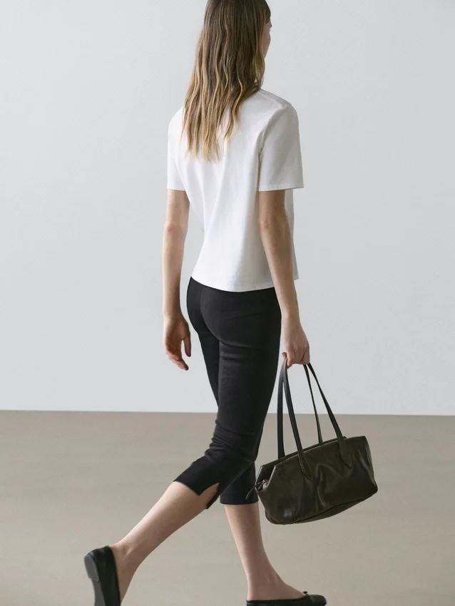 T-Shirt mit normaler Passform und kurzen Ärmeln T-Shirt mit normaler Passform und kurzen Ärmeln