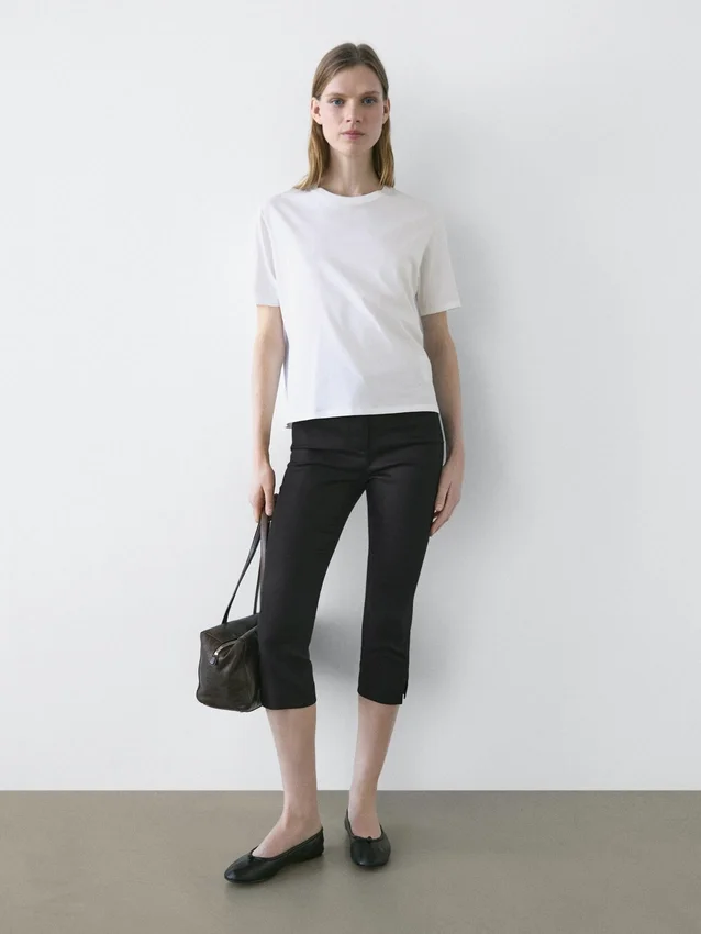 T-Shirt mit normaler Passform und kurzen Ärmeln T-Shirt mit normaler Passform und kurzen Ärmeln