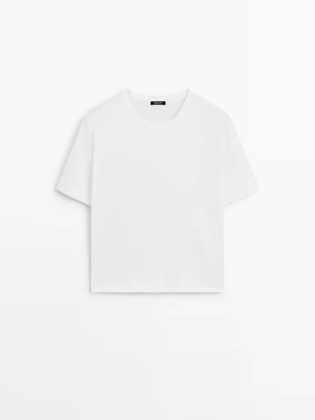 T-Shirt mit normaler Passform und kurzen Ärmeln T-Shirt mit normaler Passform und kurzen Ärmeln