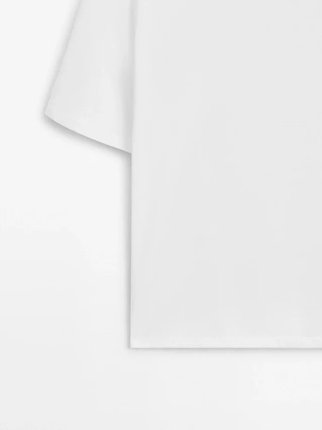 T-Shirt mit normaler Passform und kurzen Ärmeln T-Shirt mit normaler Passform und kurzen Ärmeln